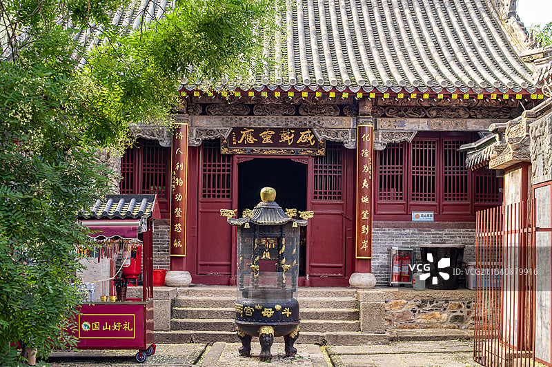 中国非都市风光拍摄主题，山东泰安泰山斗母宫里的古代建筑，中式庭院里的高大的香炉，户外白昼无人图像摄影图片素材