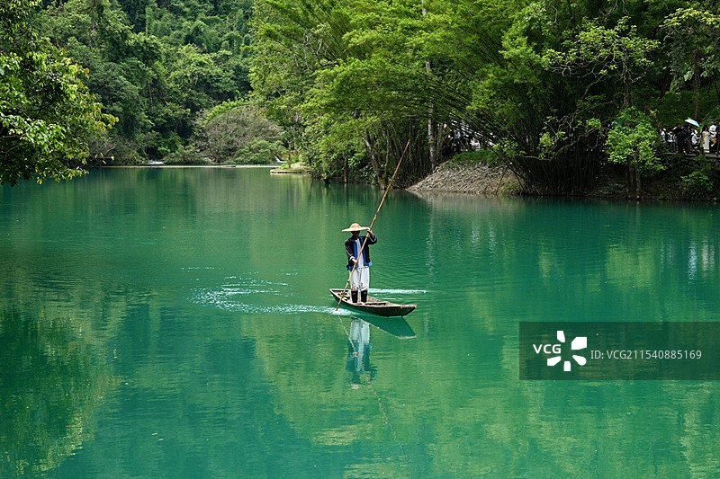 荔波小七孔湖中划船的人图片素材