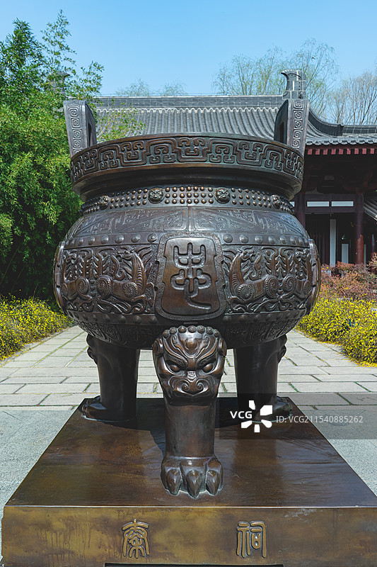 中国5A级旅游景区拍摄主题，山东济南五龙潭公园园林，秦琼祠里青铜巨大的鼎式香炉，户外白昼无人图像摄影图片素材