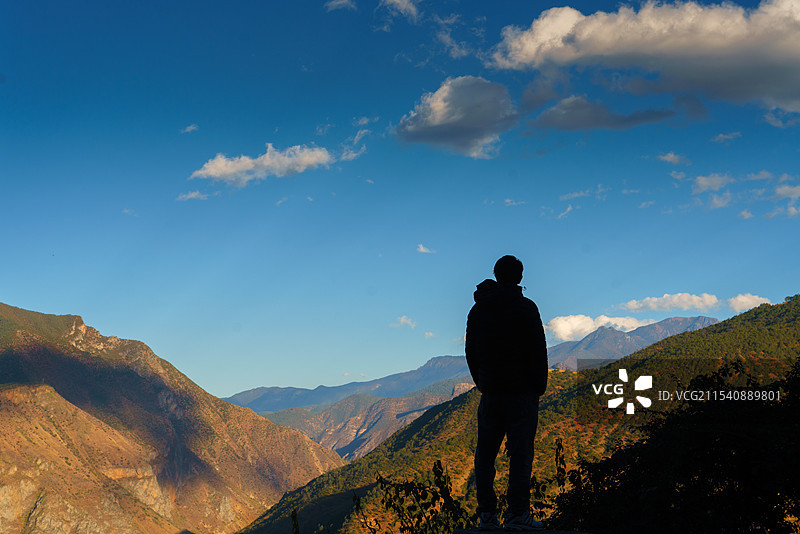 凝望远处图片素材