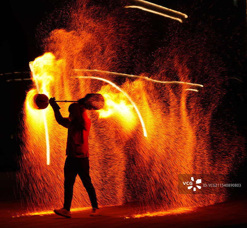 2025年1月3日晚，浙江省温州市龙湾区富春未来社区的广场上，来自河南的非遗传人正在表演火壶。图片素材