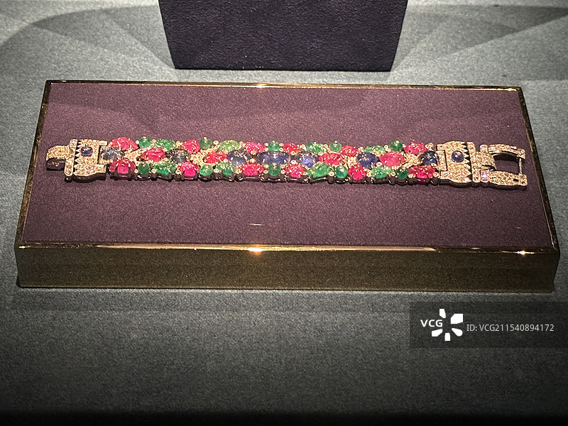 “水果锦囊”手链，1928年，材料:宝石、钻石、珐琅彩，广东省博物馆展览的文物图片素材