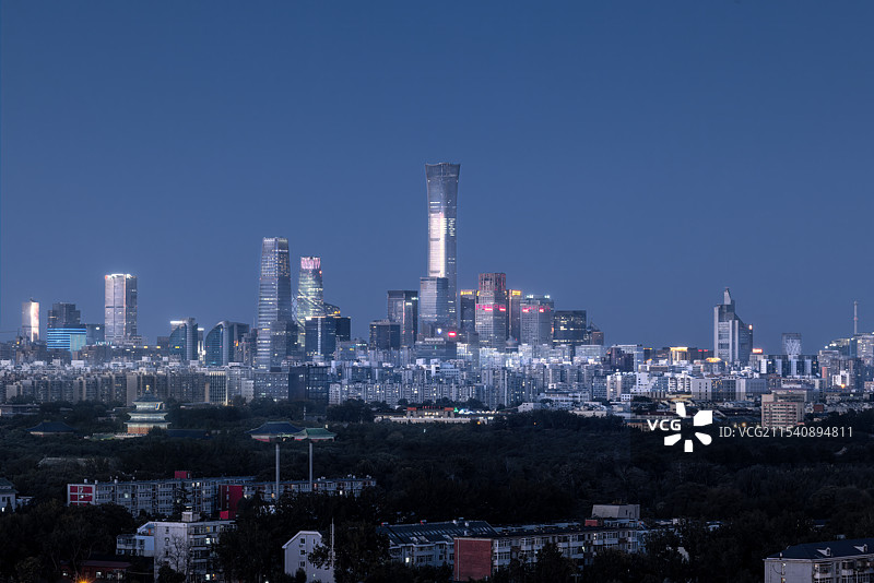 CBD建筑群与天坛祈年殿同框图片素材