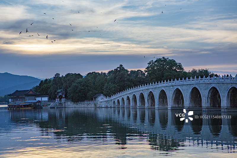 夕阳下颐和园十七孔桥图片素材