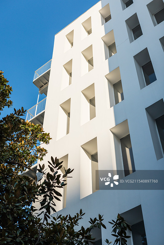 蓝天下白色建筑物的低角度视图图片素材