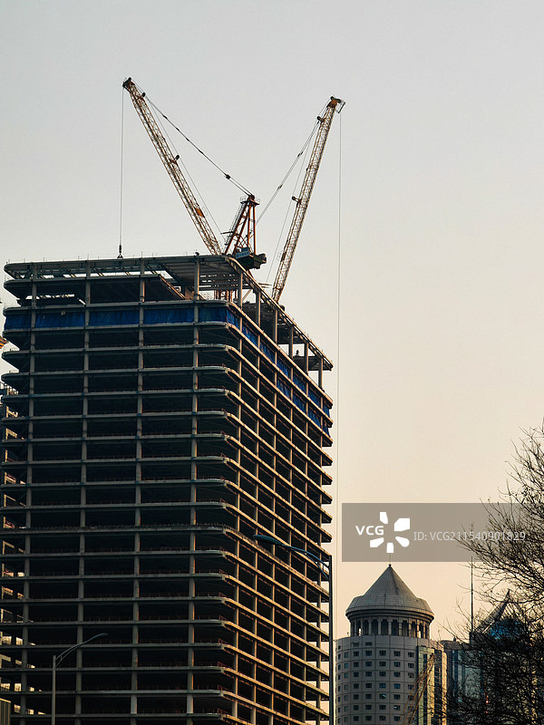 夕阳西下的建筑视角图图片素材