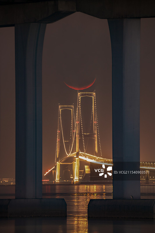 月牙湾湾落深中图片素材