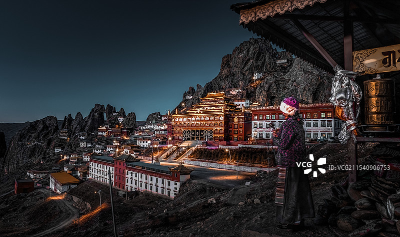 孜珠寺转经人图片素材