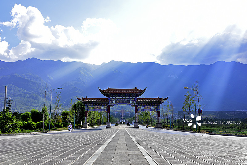 云南大理崇圣寺三塔公园牌楼图片素材