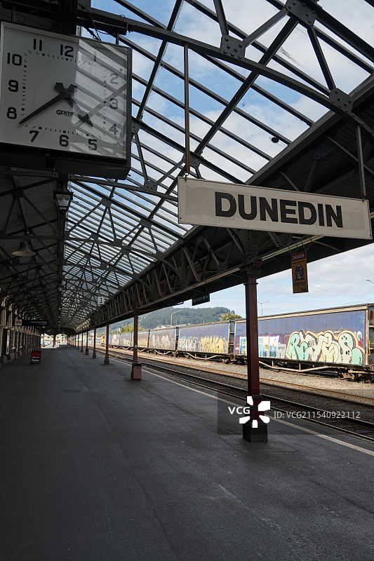 火车站的标志和钟图片素材