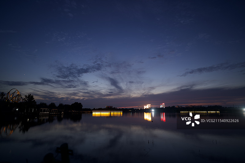 夜空映衬下的湖景图片素材