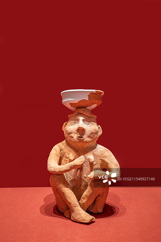 陶俑座灯 东汉 广州市文物考古研究院，2016年广州动物园工地M23出土图片素材