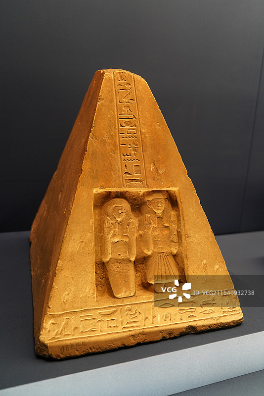 上海博物馆 “金字塔之巅：古埃及文明大展” 埃及国家博物馆 金字塔形碑 石灰岩 新王国时期图片素材