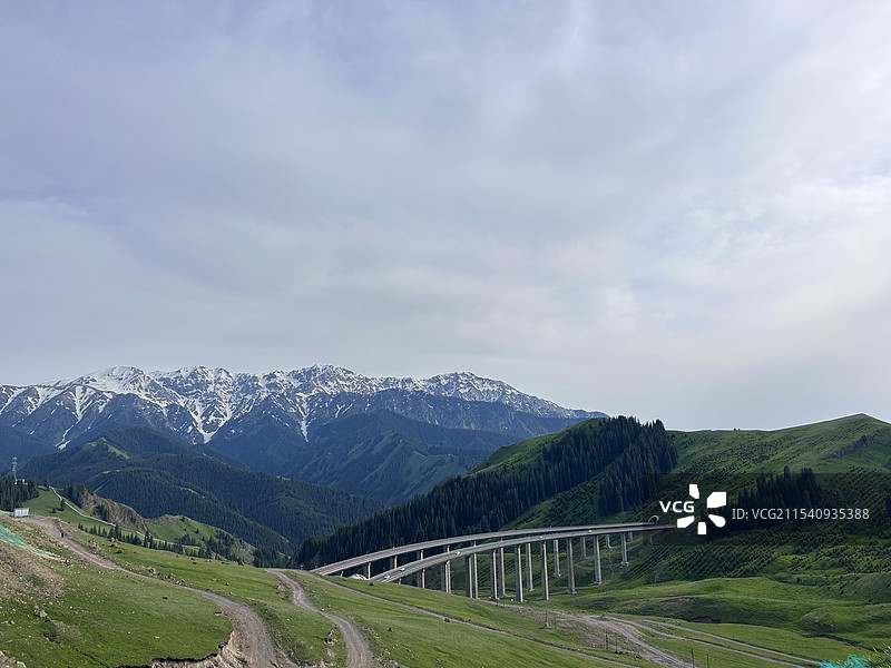 老鹰盘旋在果子沟大桥上空图片素材