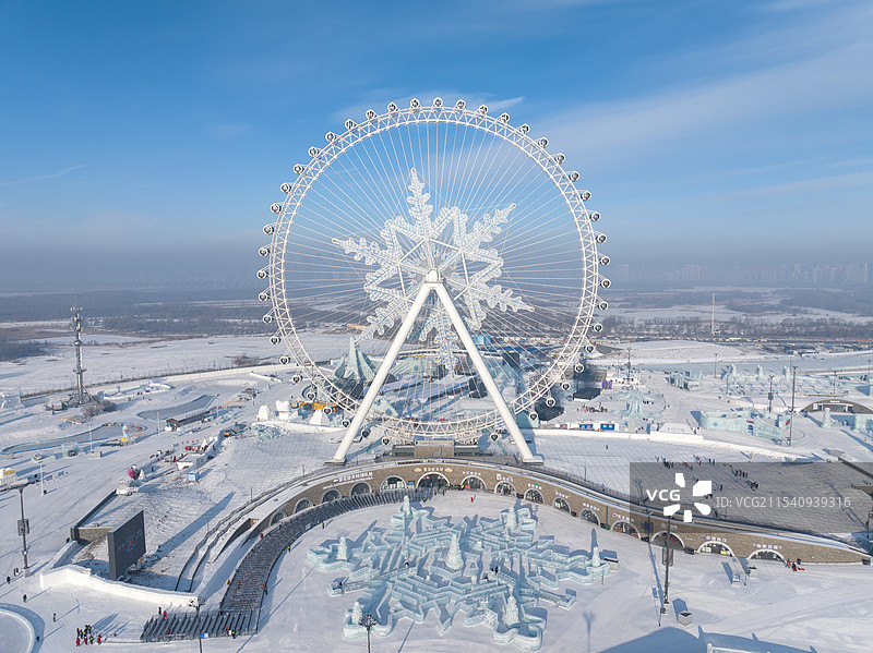 航拍早晨无人绝美的第26届哈尔滨冰雪大世界，冰雕晶莹剔透图片素材