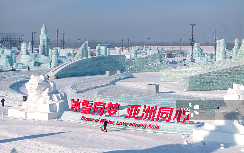 航拍早晨无人绝美的第26届哈尔滨冰雪大世界，冰雕晶莹剔透图片素材