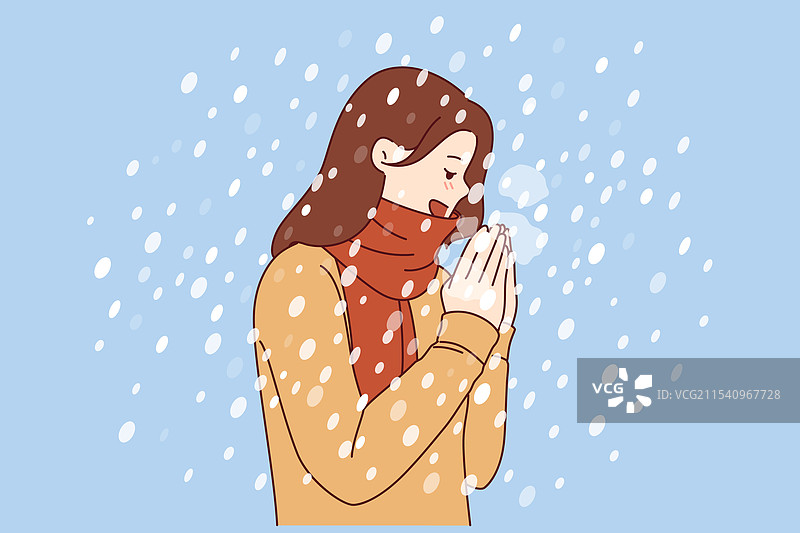 女人在冬季天气中享受，站在飘落的雪花下图片素材