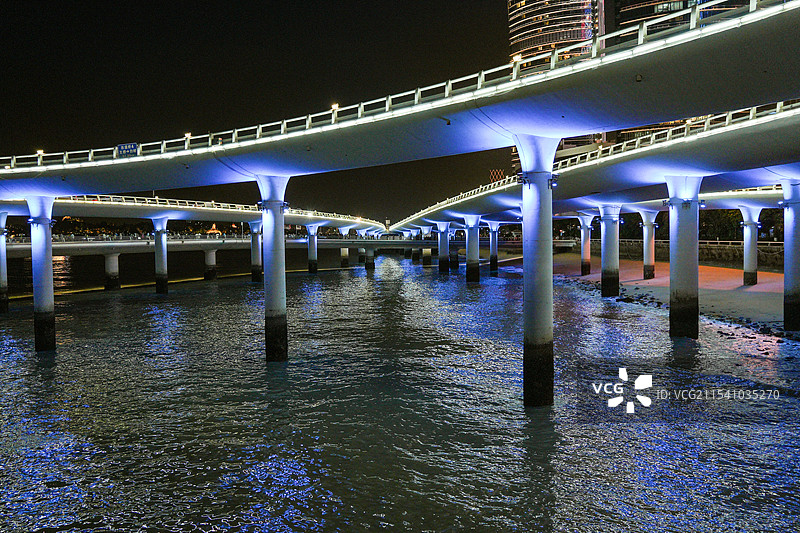 夜色中的厦门海边演武大桥图片素材