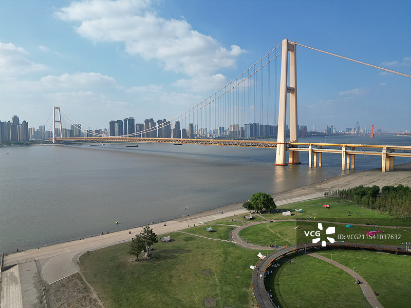 武汉杨泗港长江大桥和桥头公园图片素材