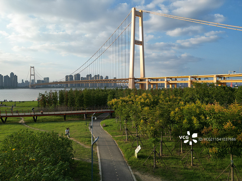 武汉杨泗港长江大桥和桥头公园图片素材