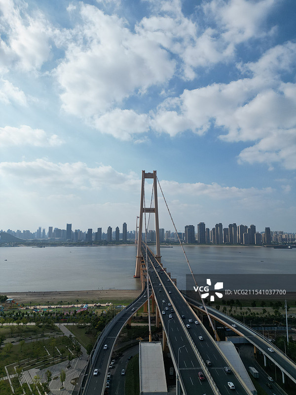 武汉杨泗港长江大桥和桥头公园图片素材
