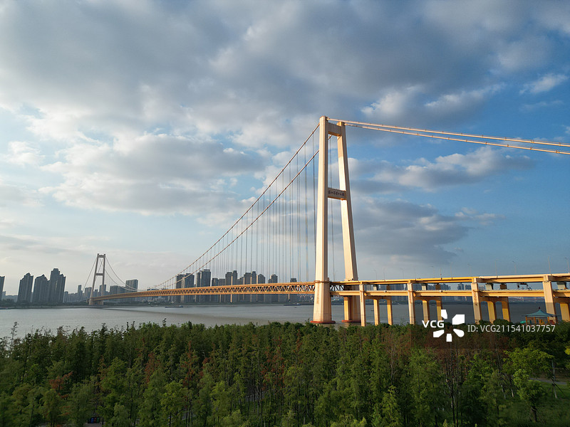 武汉杨泗港长江大桥和桥头公园图片素材