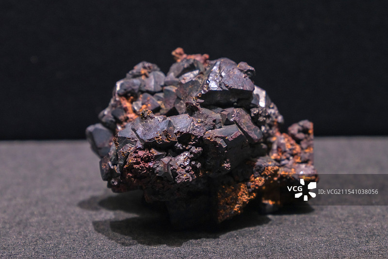 赤铜矿、自然铜（C u2O,Cu） 俄罗斯产 山东博物馆“晶·彩-探寻神奇的矿物世界”展图片素材