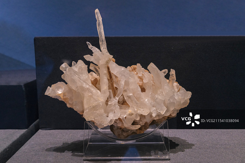 方解石（CaCO3） 云南文山产 山东博物馆“晶·彩-探寻神奇的矿物世界”展图片素材