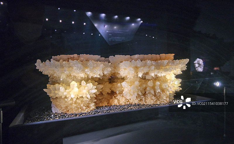 结晶石（CaCO3） 云南文山产 山东博物馆“晶·彩-探寻神奇的矿物世界”展图片素材