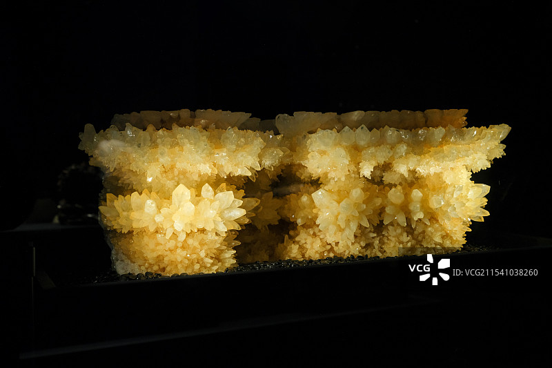 结晶石（CaCO3） 云南文山产 山东博物馆“晶·彩-探寻神奇的矿物世界”展图片素材