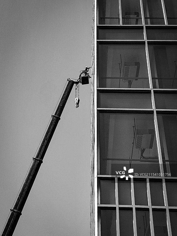 晴空下建筑物的低角度视图图片素材