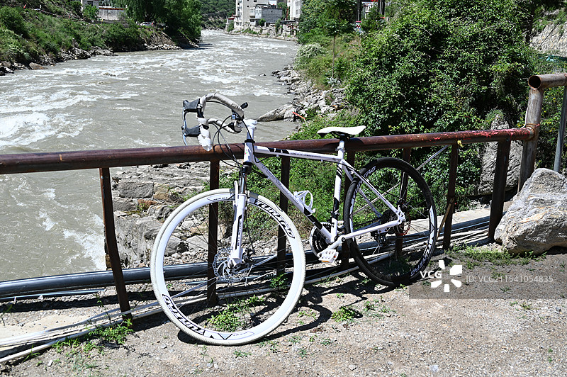 川藏线途中的自行车图片素材