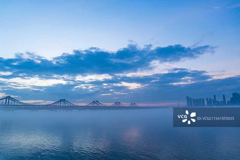 杭州彭埠大桥平流雾图片素材