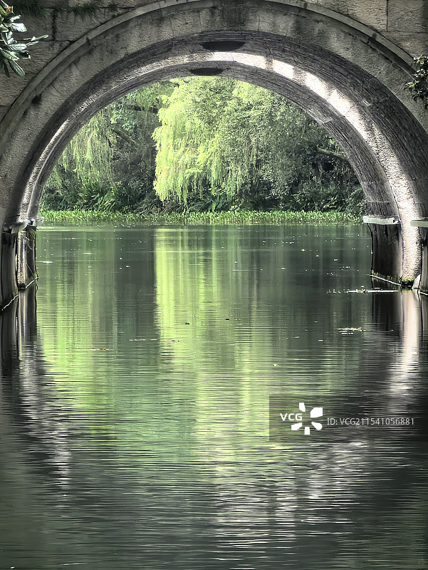 拱桥下柳树倒影图片素材