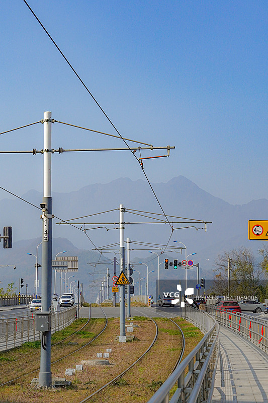 电车轨道，山与路的交汇图片素材