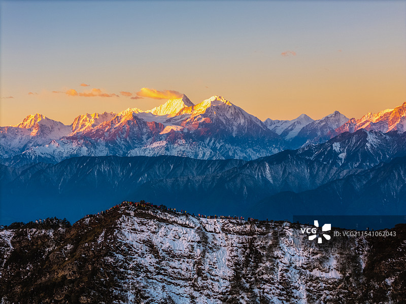 川西贡嘎雪山旗云日照金山图片素材