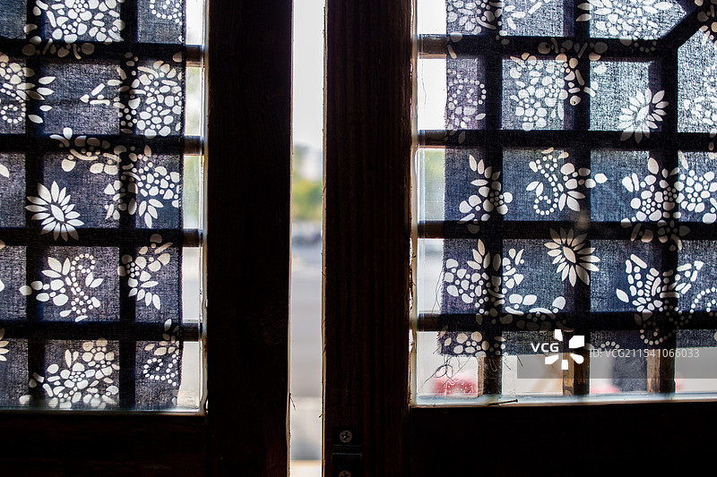 四川省绵阳市木头窗户，窗帘，染布，窗花图片素材