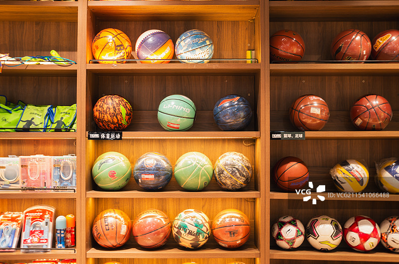 篮球，足球-广州东山口某书店图片素材