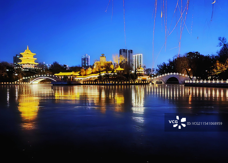 迎泽公园夜色城市风光，蓝调时间拍摄于山西省太原市迎泽区迎泽公园，夜幕下宁静和祥，灯光璀璨，倒影成双图片素材