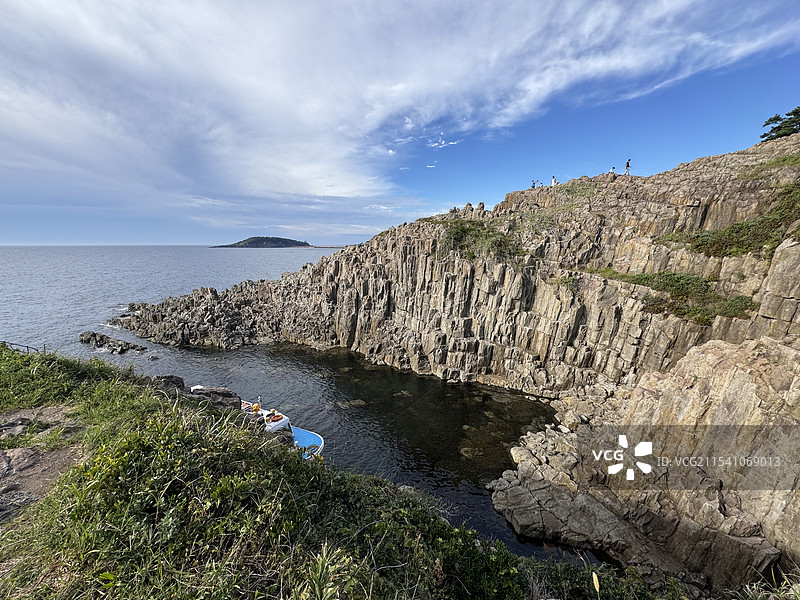 日本福井县东寻坊柱状节理石岩柱海边悬崖图片素材