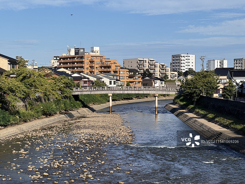 日本金泽市浅野川大桥与河流边的房屋图片素材