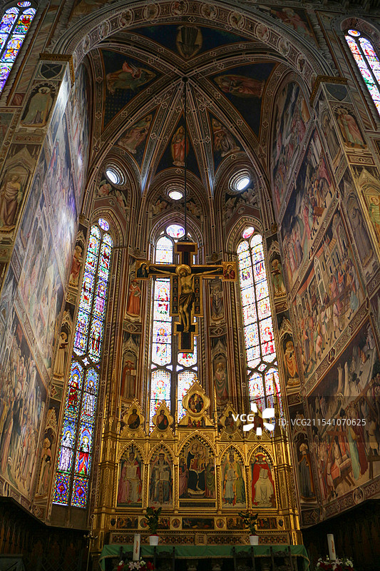 意大利佛罗伦萨圣十字教堂美丽的穹顶和耶稣在十字架上的雕像图片素材