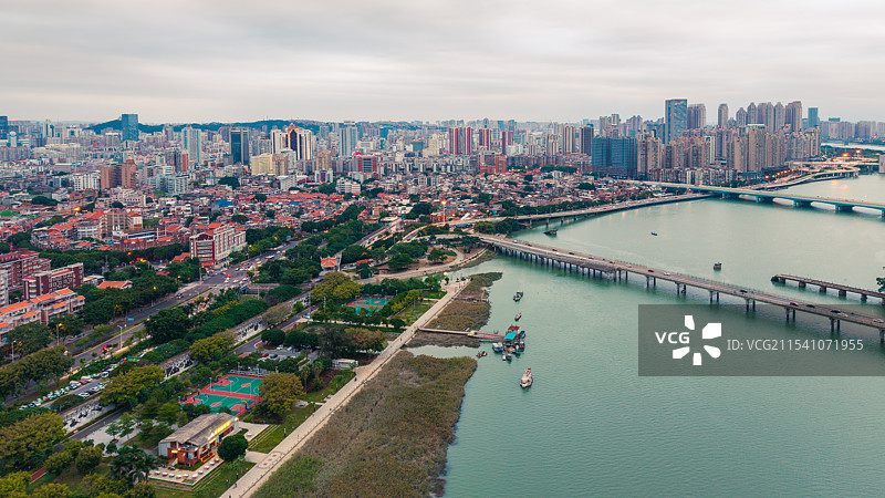 晋江两岸的泉州市天际线航拍，依次可见顺济新桥、泉州大桥、田安大桥图片素材