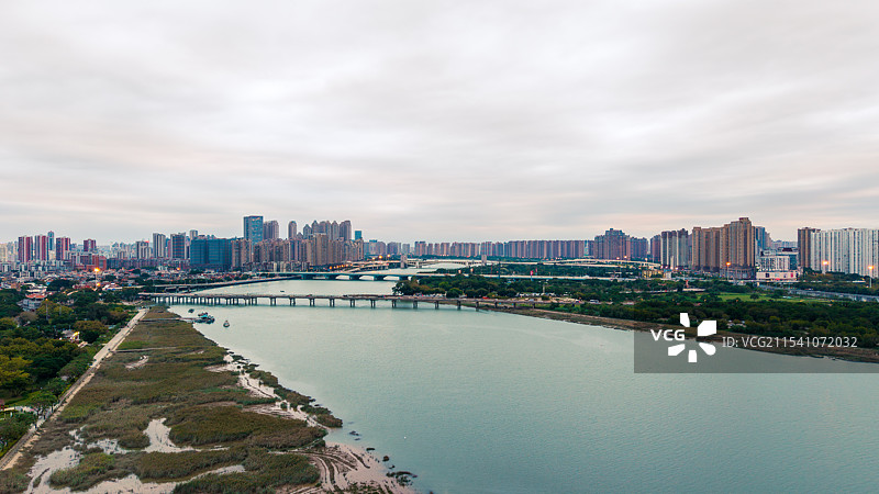 晋江两岸的泉州市天际线航拍，依次可见顺济新桥、泉州大桥、田安大桥图片素材