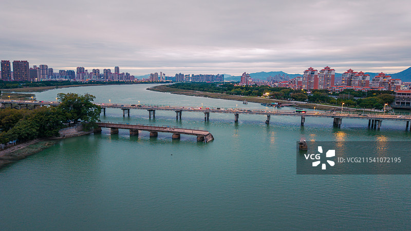 晋江两岸的泉州市天际线航拍：顺济新桥和顺济桥遗址图片素材