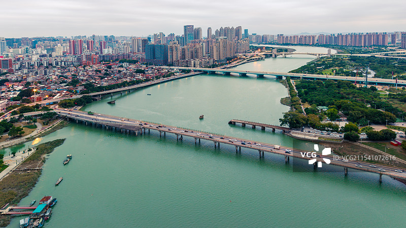 晋江两岸的泉州市天际线航拍，依次可见顺济新桥、顺济桥遗址、泉州大桥、田安大桥图片素材