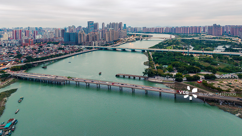 晋江两岸的泉州市天际线航拍，依次可见顺济新桥、顺济桥遗址、泉州大桥、田安大桥图片素材