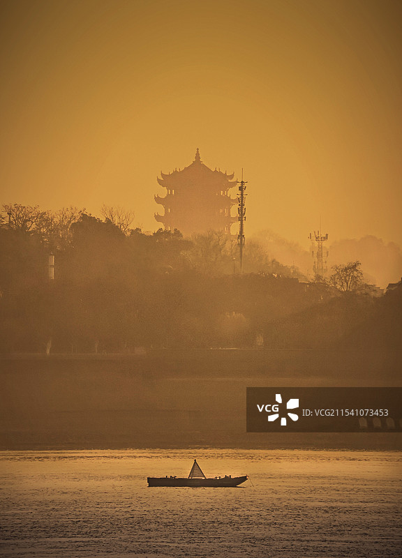 雾霾下的黄鹤楼图片素材