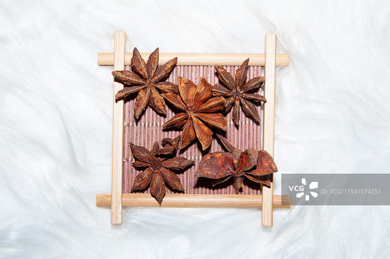 褐色的八角香料盛在容器中图片素材