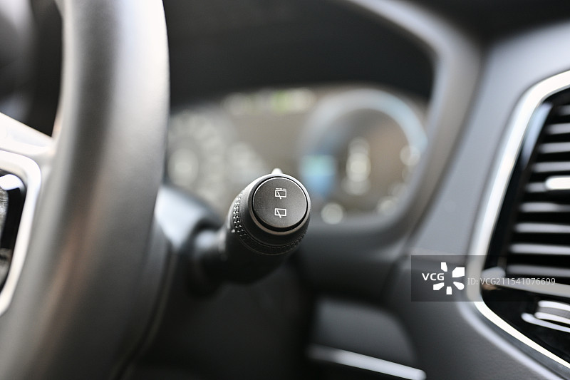 汽车方向盘控制按钮特写图片素材